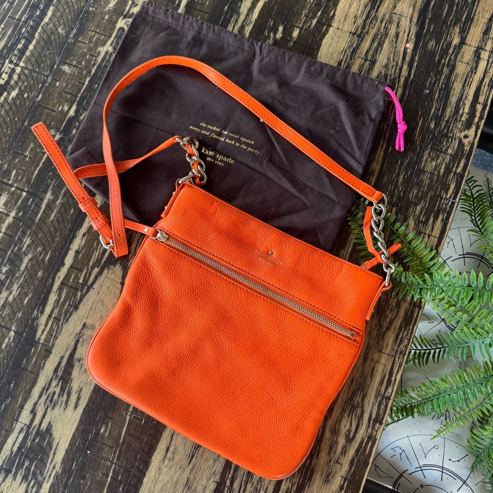 💫 Kate Spade – Orange Crossbody Purse with Silver Chain Detail 🧡✨
